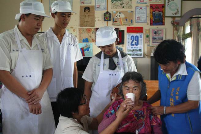 員農學生秋節送暖 自製月餅親送弱勢家庭 員農學生秋節送暖 自製月餅親送弱勢家庭