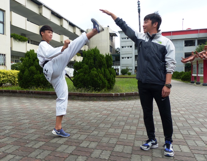 教練葉竣翔(右)稱讚謝明坤(左)很能吃苦。記者凌筠婷/攝影 教練葉竣翔(右)稱讚謝明坤(左)很能吃苦。記者凌筠婷/攝影